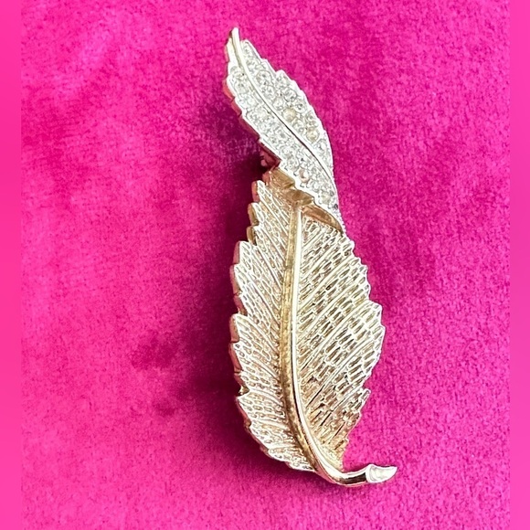 Vintage Sarah Coventry Brooch Signed Rhinestone Gold Tone Leaf  Pin 5424 G - Picture 1 of 10